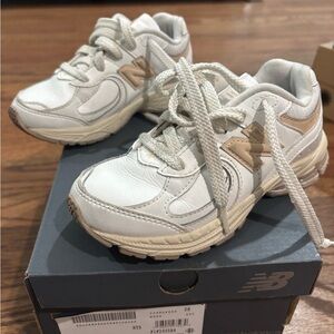 Crème / Off white / peach New Balance toddler girls shoe, size 12